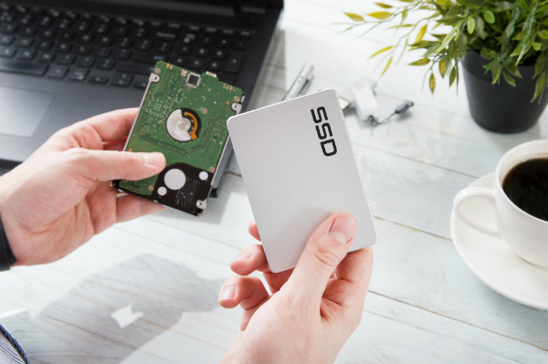 Mann tauscht Festplattenlaufwerk gegen eine moderne SSD Mann tauscht Festplattenlaufwerk gegen eine moderne SSD