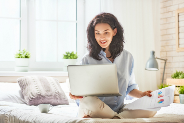 Frau arbeitet an einem Laptop Frau arbeitet an einem Laptop