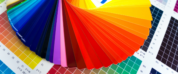 Bunter Farbfächer für Digitaldruck auf CMYK-Farbkarte Bunter Farbfaecher fuer Digitaldruck auf CMYK-Farbkarte